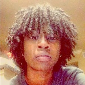 Meet your Posher, Alexis